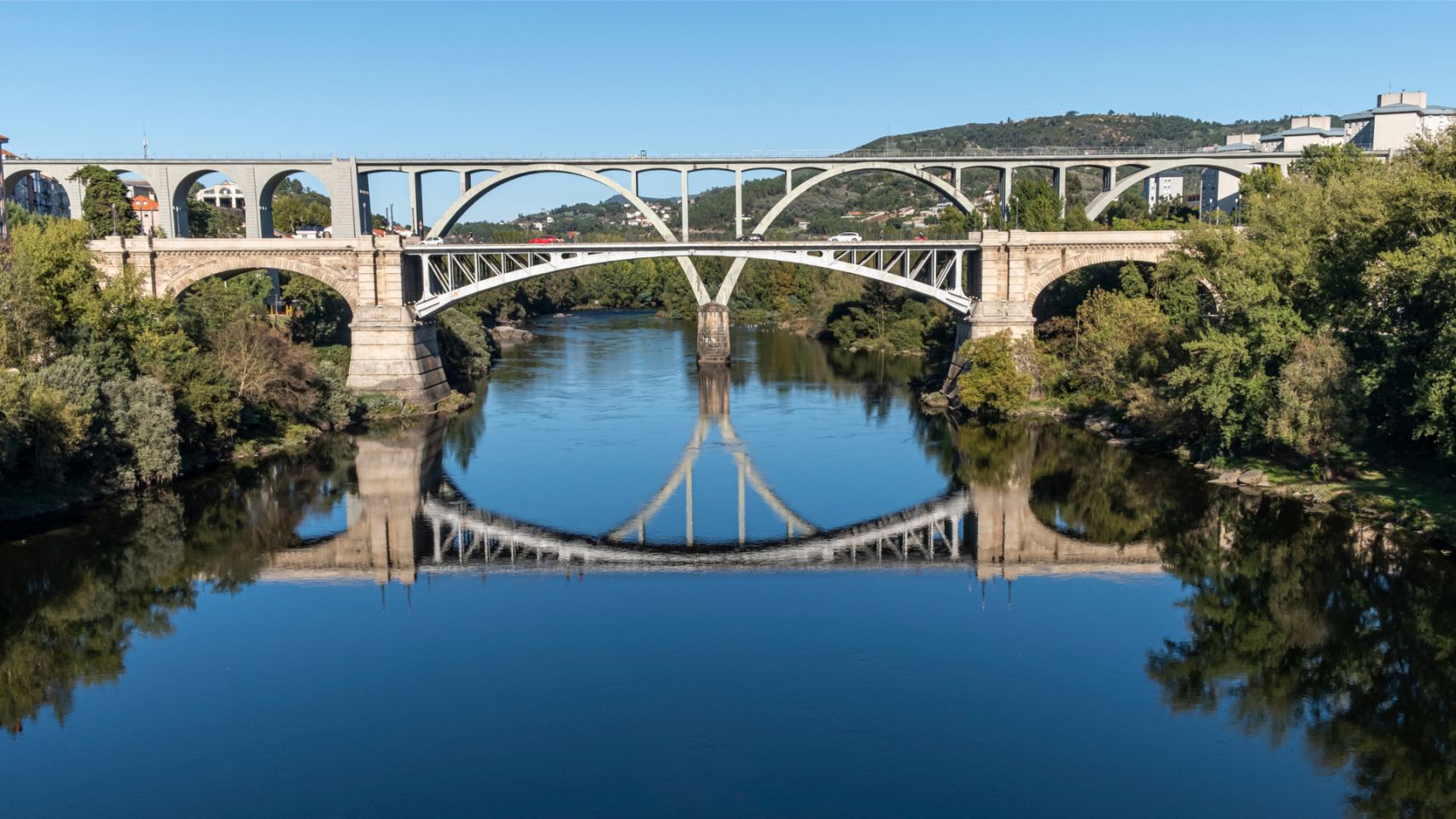 Puente sobre el río Miño en Ourense.