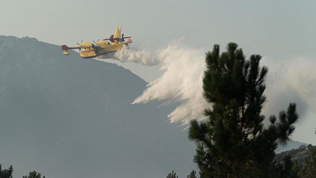 Un avión de extinción de incendios trabaja en la extinción del incendio iniciado en Galicia. Foto de archivo.