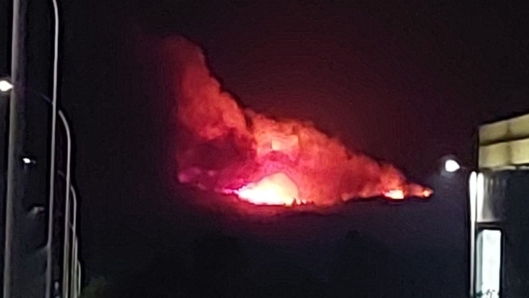 Imagen del fuego tomada en la noche del martes desde el polígono de Penapurreira