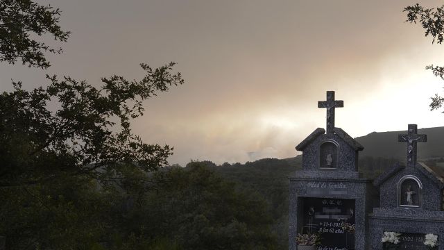 Vista de las llamas del incendio desde el cementerio de Laza (Ourense). 