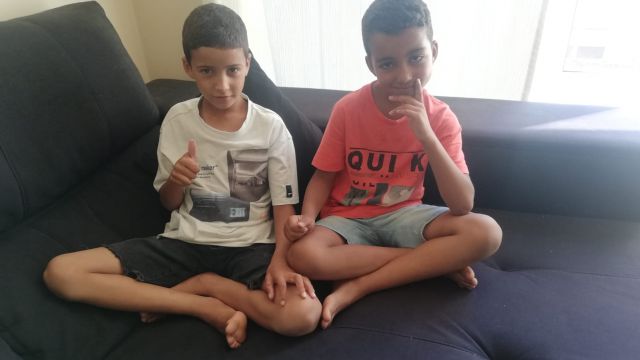 Hamada y Mohamed-Salem en su casa durante este verano en Narón