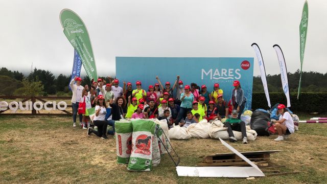 Voluntarios que participaron en la limpieza del Campo de As Cabazas, en Ferrol.