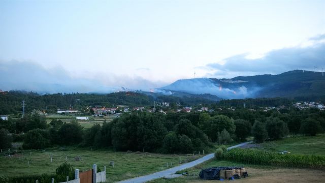 Vista del incendio forestal cercando a la localidad pontevedresa de Villagarcía de Arousa .
