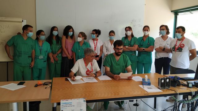 Delegados de la CIG en el Hospital do Barbanza, en Ribeira (A Coruña), en una rueda de prensa.