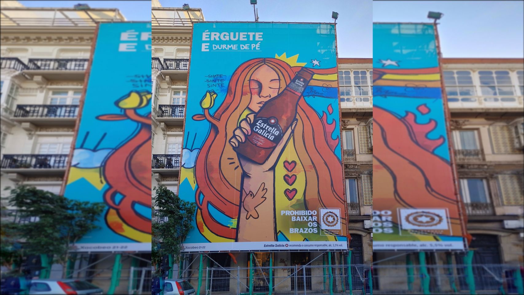 Cartel de la nueva campaña de Estrella Galicia en la Plaza de Pontevedra.
