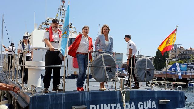 Rosa Quintana visita la patrullera Punta da Guía, con base en Vigo. 