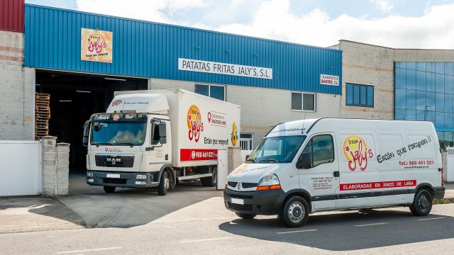 Dos vehículos de distribución en las puertas de la fábrica de Patatas Jaly's, en Xinzo de Limia (Ourense).