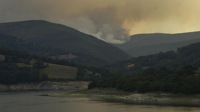 Vista de las llamas del incendio, a 10 de agosto de 2022, en Laza, Ourense, Galicia (España).