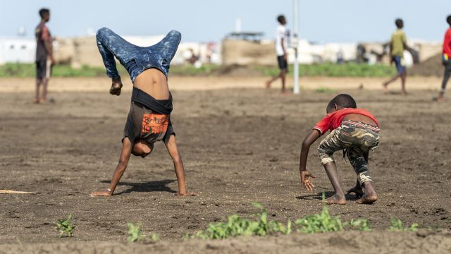 Niños juegan en el campo de refugiados de Tuneidba.