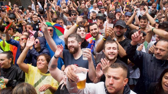 Asistentes disfrutan de la Fiesta del Agua, a 16 de agosto de 2022, en Vilagarcía de Arousa (Pontevedra).