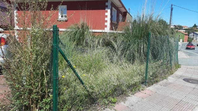 Parcela junto a la rotonda de Os Condes