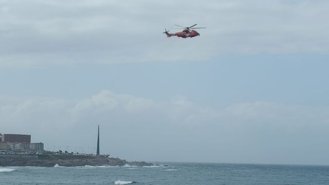 Helicóptero de Salvamento en la zona de Riazor-Orzán en una imagen de archivo.