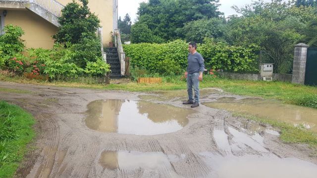 Fotos de la calle de un vecino de A Cruxeira en Conxo, sin asfaltar