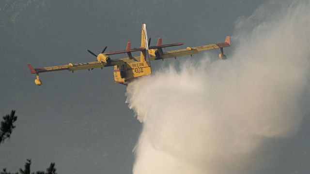 Un avión de extinción de incendios trabaja en la extinción del incendio iniciado en Boiro.