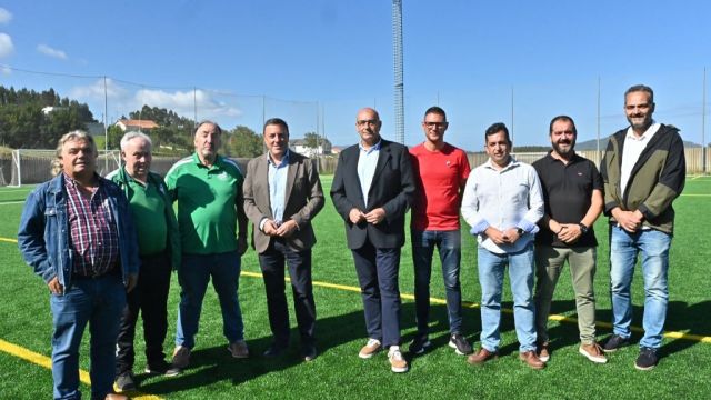 Presidente provincial y alcalde con representantes deportivos de la localidad