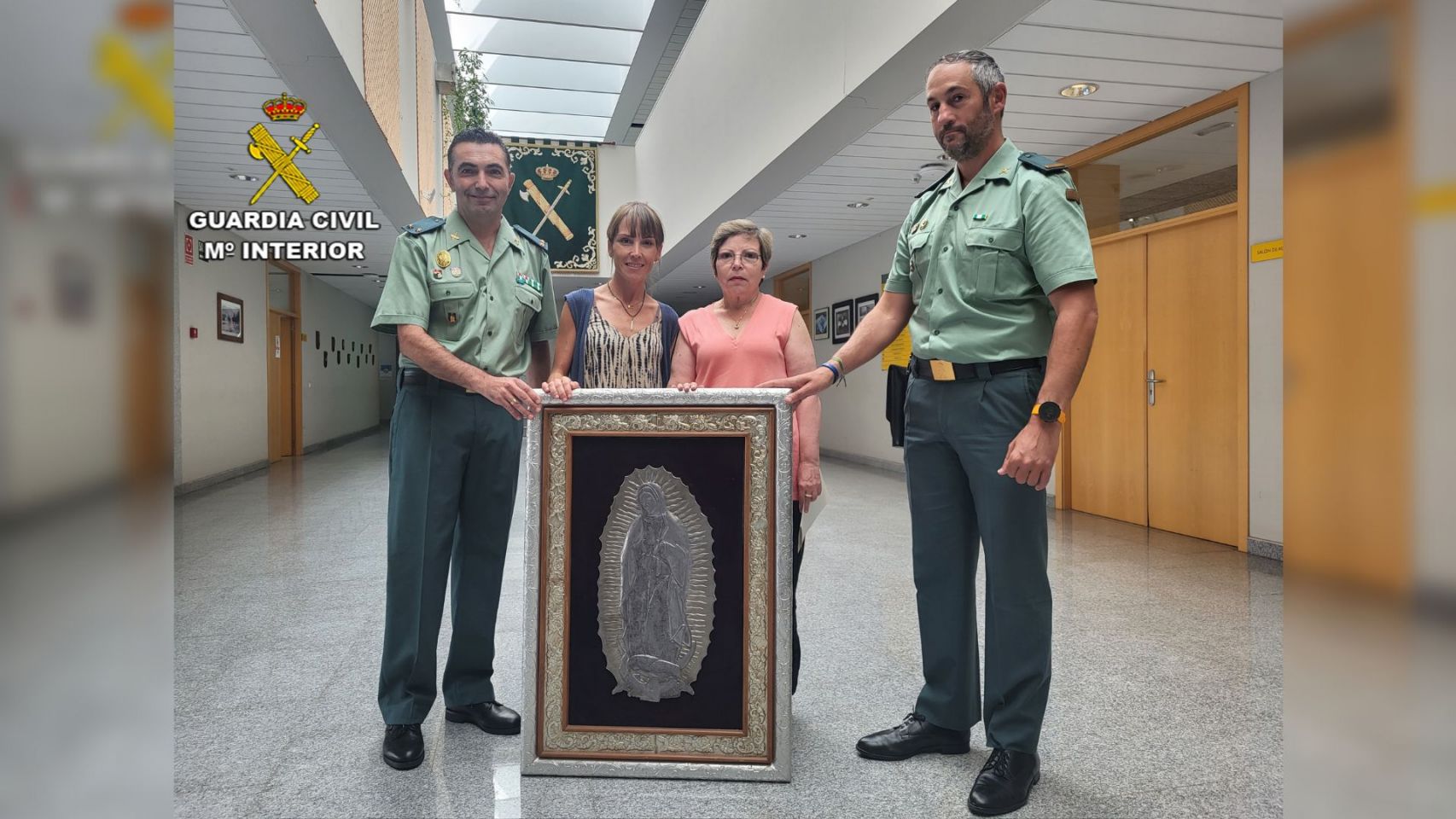 Entrega del cuadro de la Virgen de Guadalupe robado en A Lama.