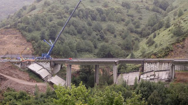Operarios y grúas trabajan durante el desmontaje del viaducto de O Castro en la A-6 en agosto de 2022. 