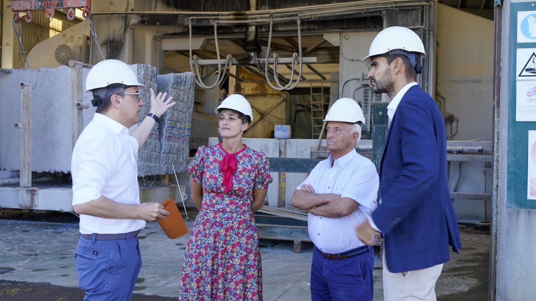 El director general de Planificación Energética y Recursos Naturales, Pablo Fernández Vila, visitando Granitos Cabaleiro.