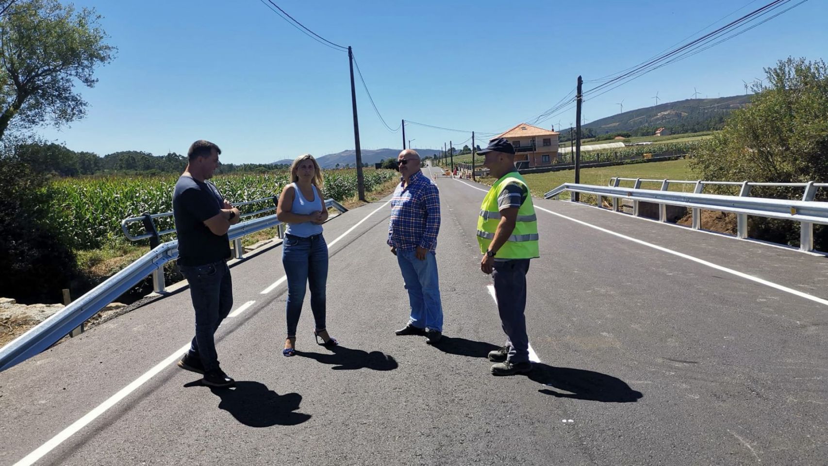 Visita a las obras de la carretera que conecta Baíñas con Olveira.