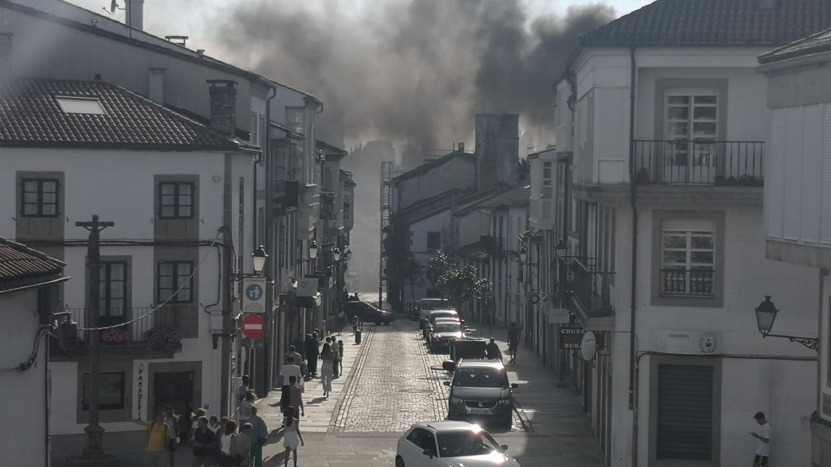 Nube de humo por el incendio declarado en una vivienda de la Rúa do Medio, en Santiago