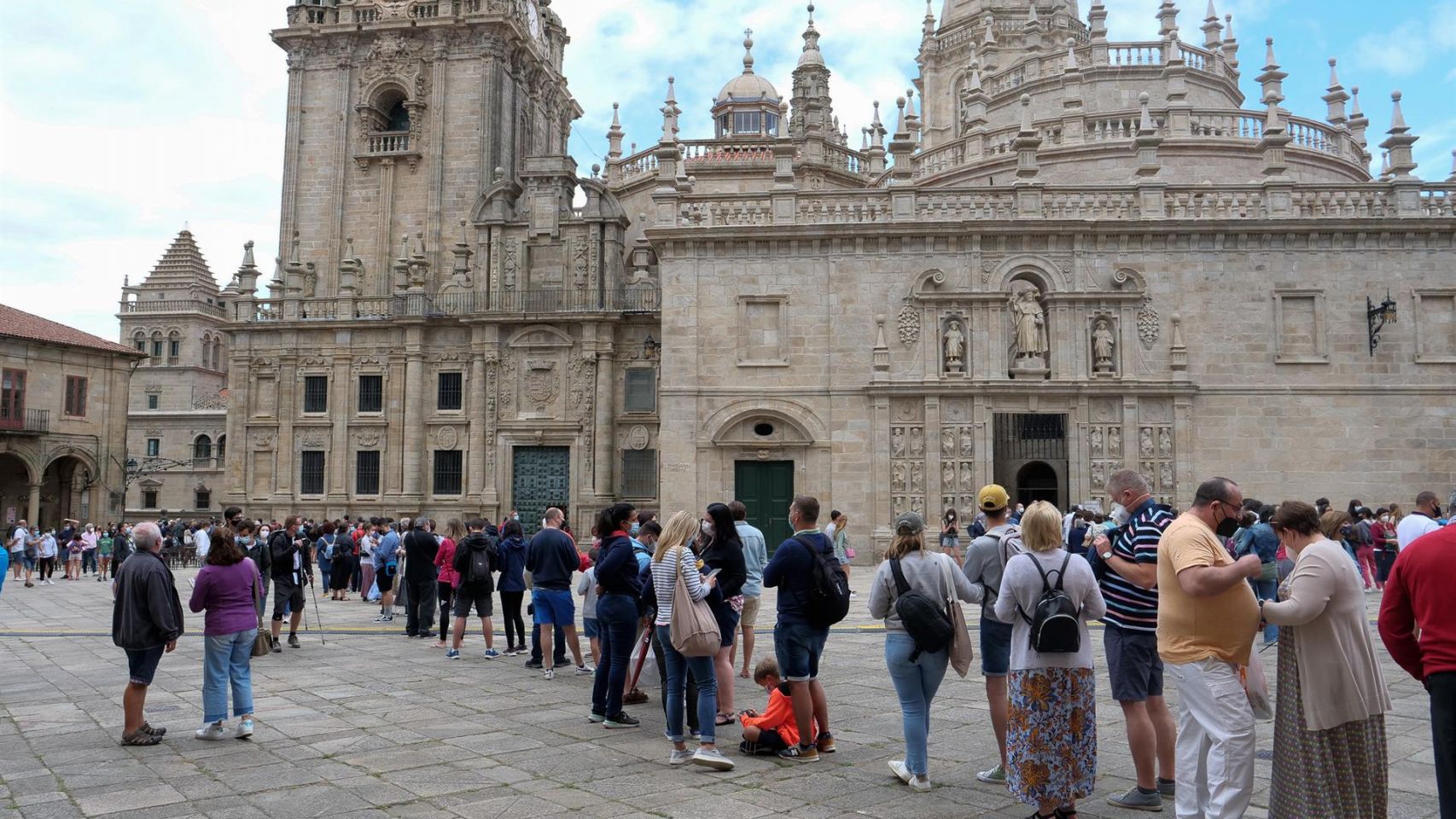 Varias personas hacen cola para entrar a la Catedral de Santiago de Compostela
