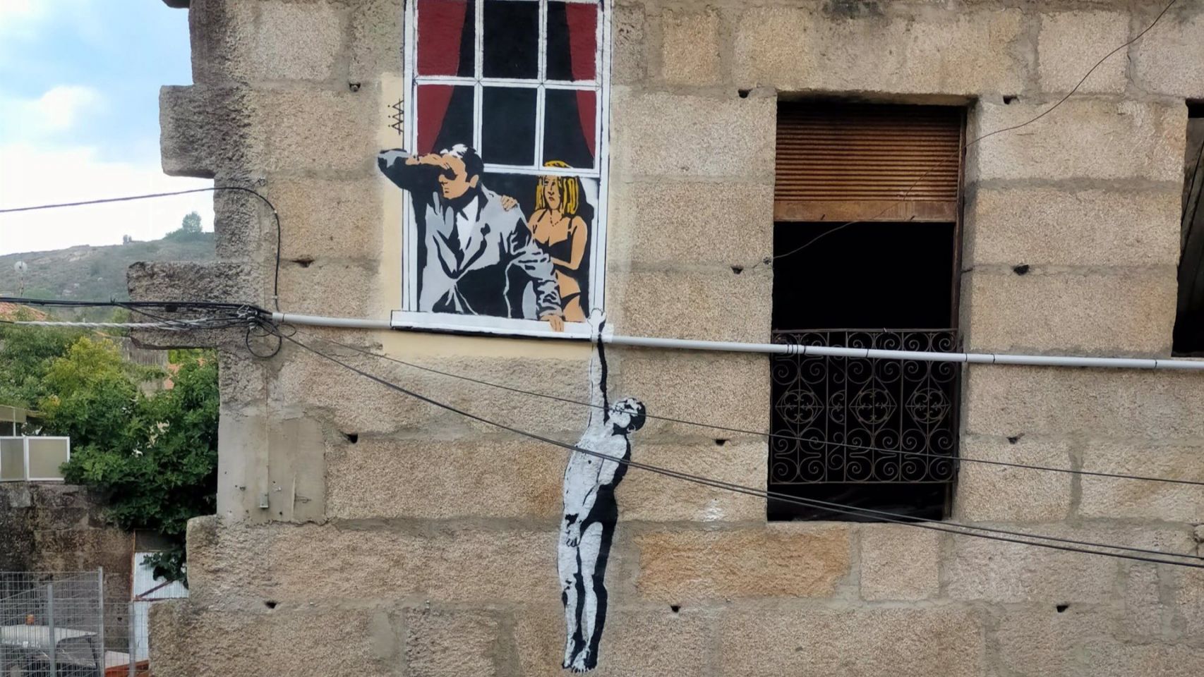 Pintada de Álex Araújo que replica una obra de Banksy en Verín (Ourense).