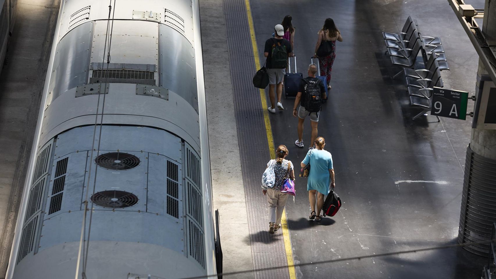 Varias personas caminan por un andén en la estación de Ave Madrid.