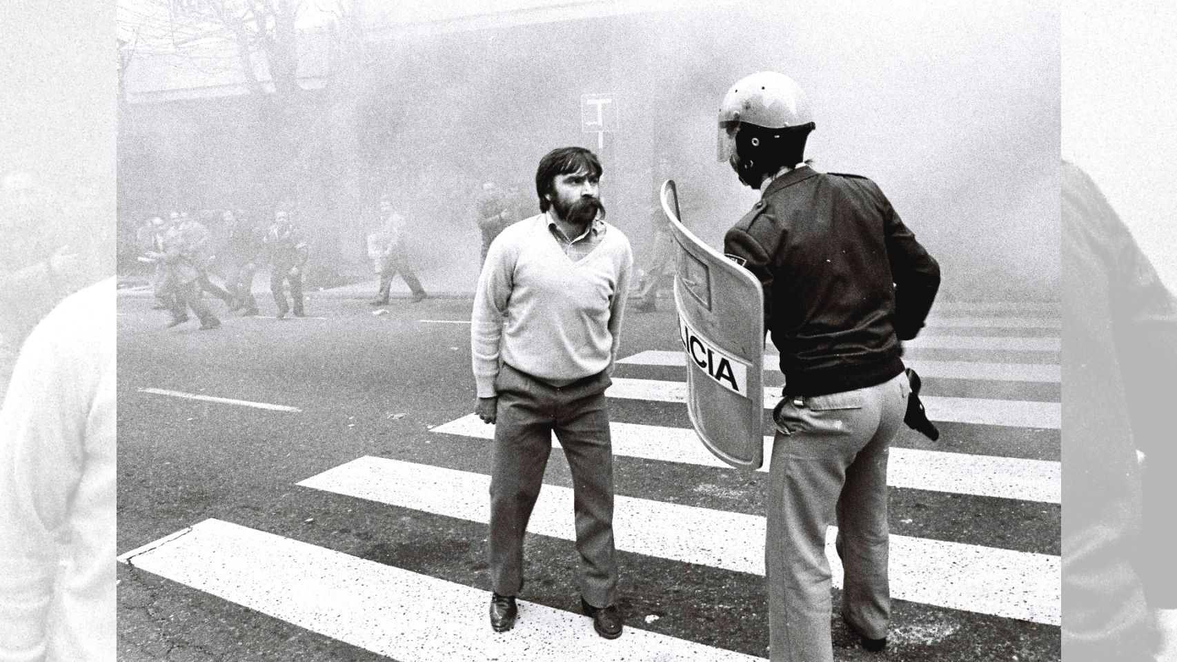 Emilio Vieites, "Miluco", frente a un policía en una protesta en el año 84.