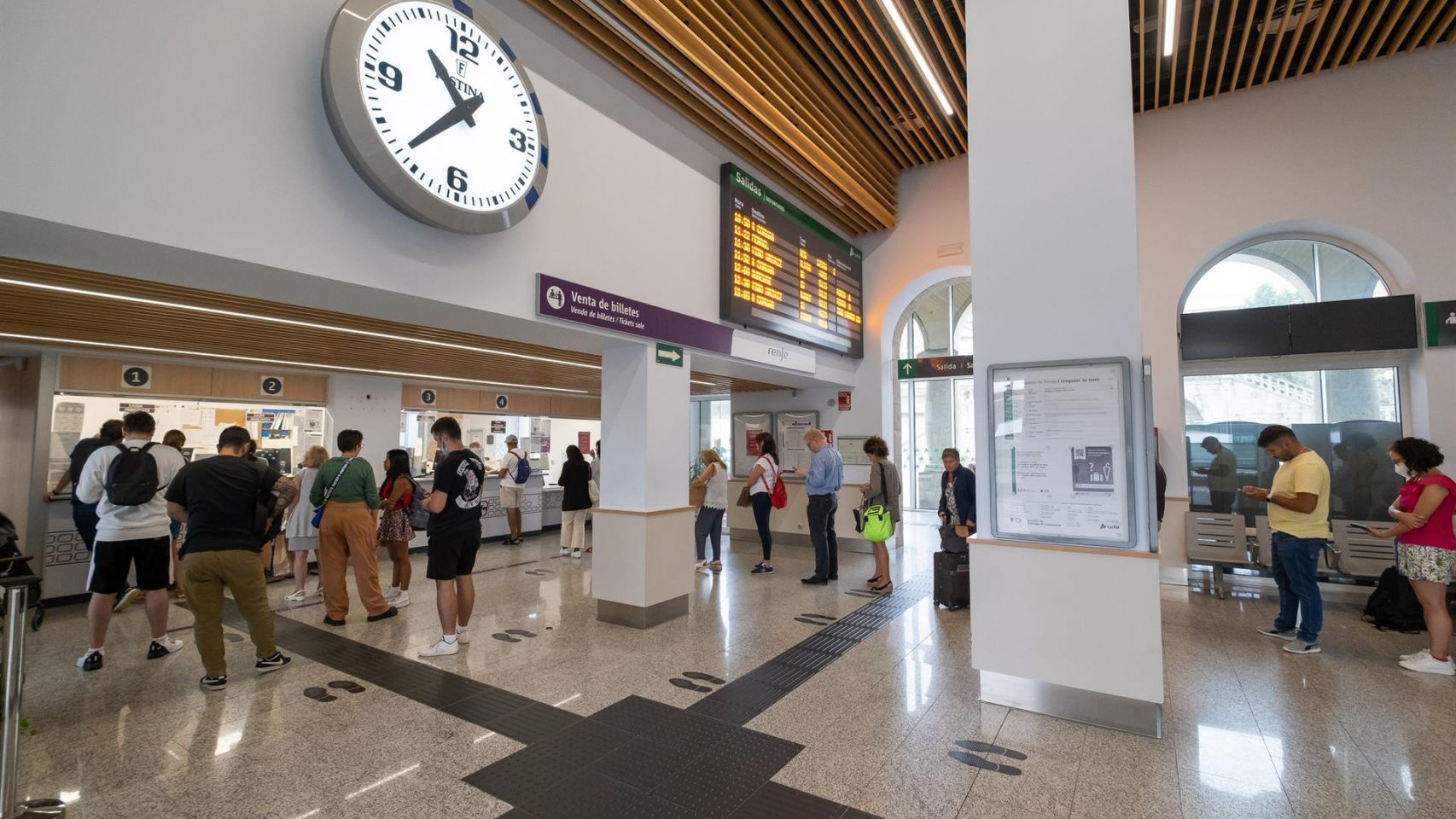 Varias personas hacen cola para adquirir un abono gratuito en la estación de trenes, a 24 de agosto de 2022.