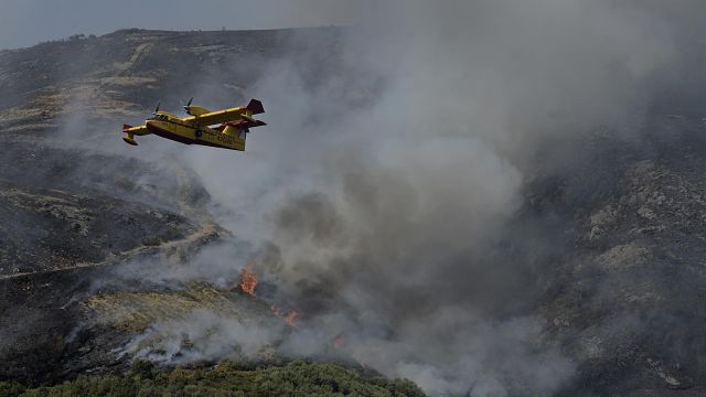 Un hidroavión realiza labores de extinción de un incendio forestal en la Serra do Leboreiro, en el parque natural de Baixa Limia e Serra do Xurés, en una imagen de archivo.