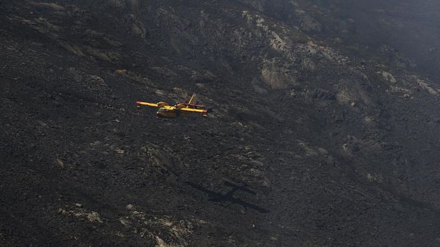 Un hidroavión trabaja en las labores de extinción en un incendio en la Serra do Leboreiro, en los montes del pueblo de Senderiz, en el parque natural de Baixa Limia e Serra do Xurés.