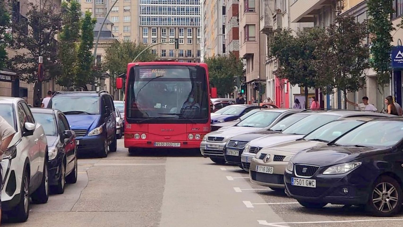 Problemas del autobús urbano en la Avenida dos Mallos.
