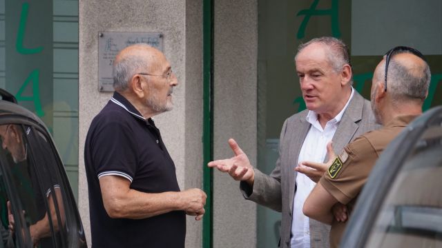 Miguel Lorenzo habla con vecinos de Os Mallos, en A Coruña