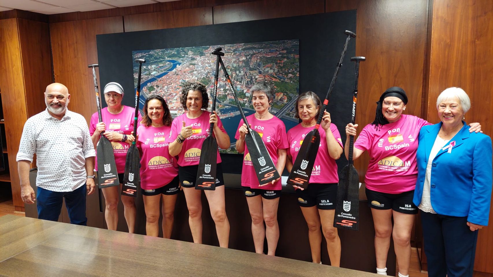 El equipo de mujeres diagnosticadas de cáncer que competirá en el Campeonato de Europa de Barco Dragón junto a Tino Fernández, concejal de Deportes de Pontevedra. 