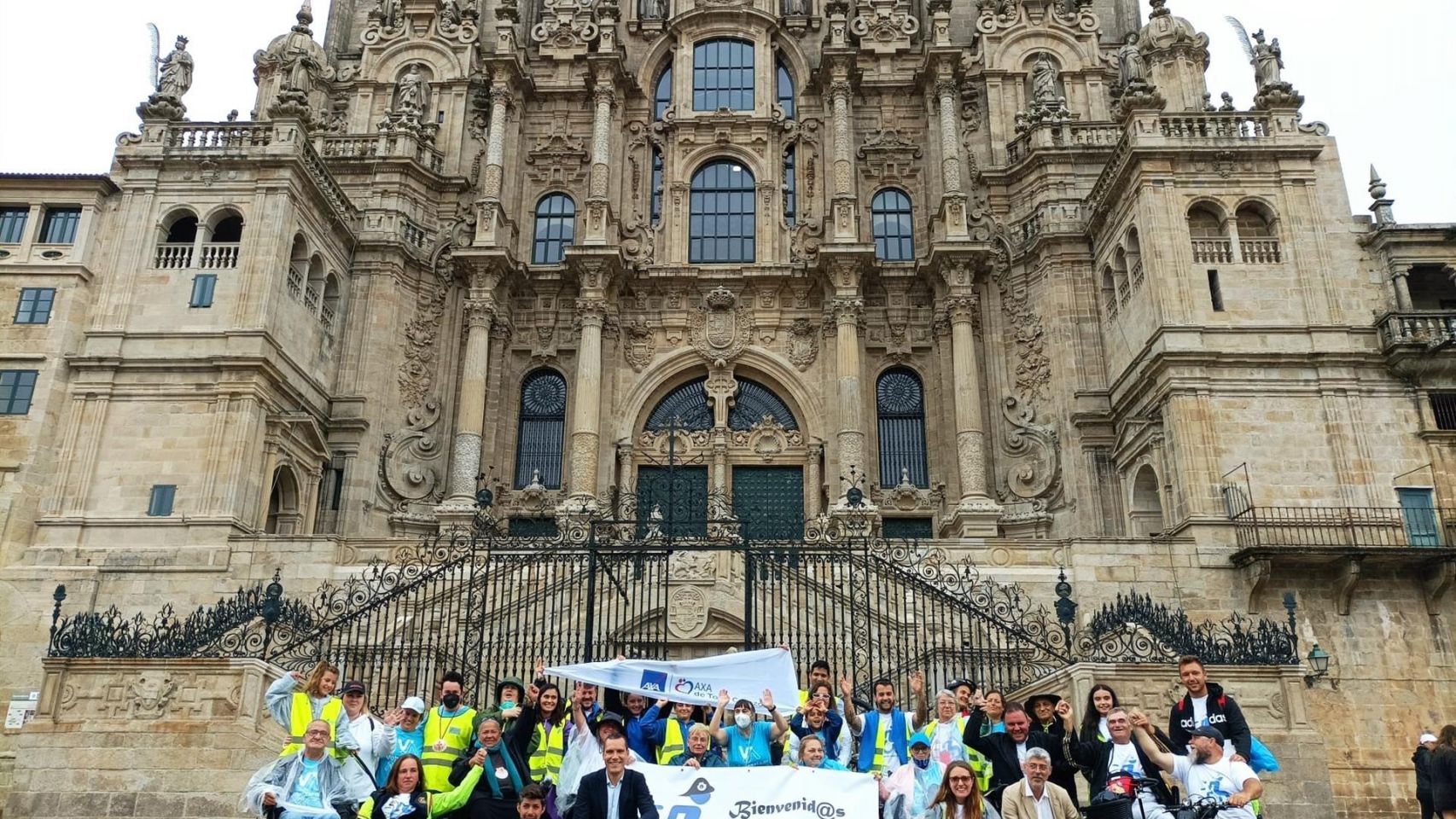 El director xeral de Persoas con Discapacidade, Fernando González Abeijón, recibe a participantes en el Camino de Santiago accesible.