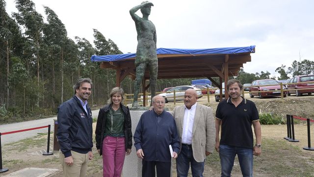 Diego Calvo y Nava Castro posan frente a la escultura Peregrina del artista Miguel Couto