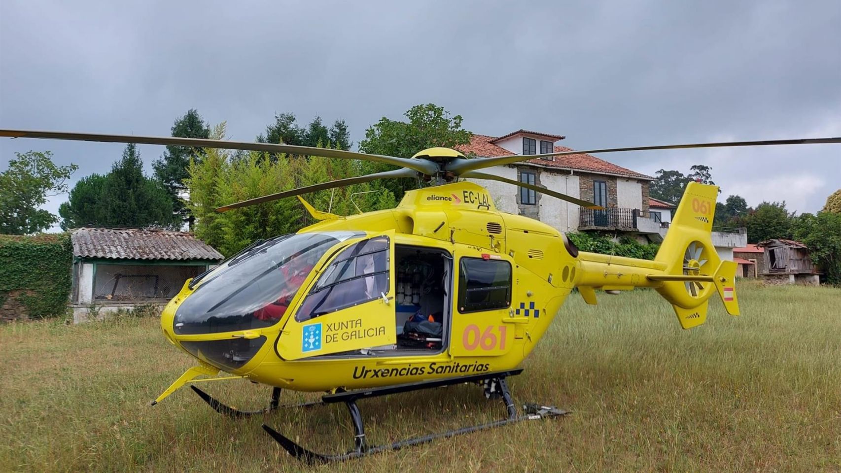 El helicóptero medicalizado del 061 asiste a un ciclista herido en Agolada.