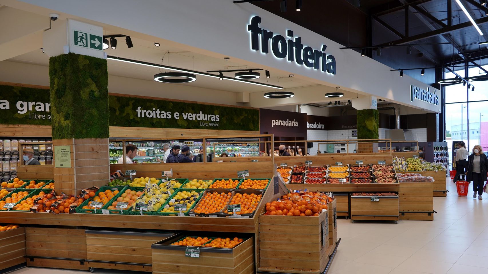 Zona de frutas en un supermercado Gadis.