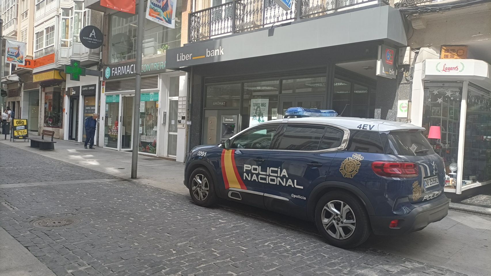 Un coche de la Policía Nacional en una calle de A Coruña 