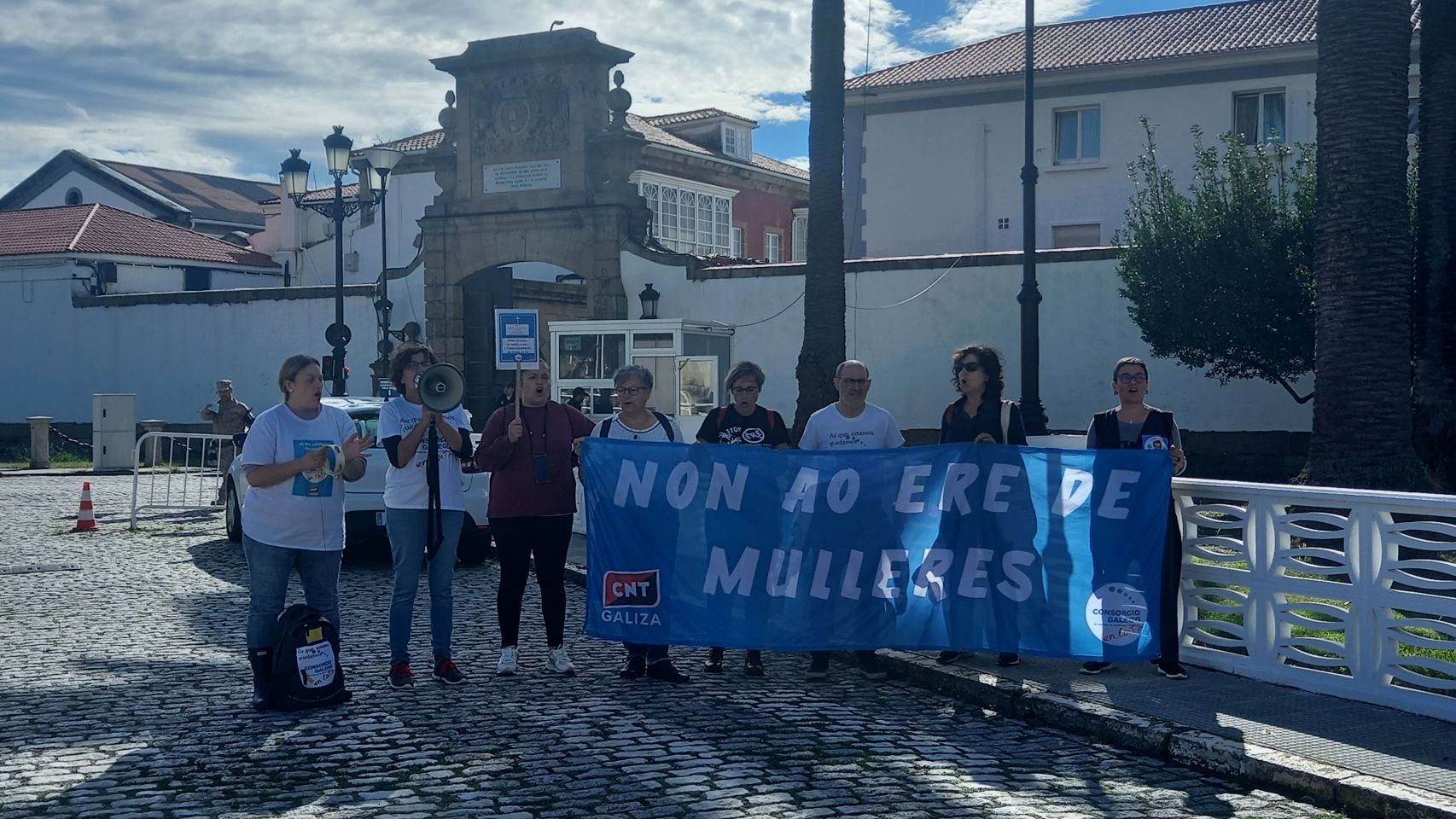 Trabajadoras durante la protesta de esta mañana en Ferrol