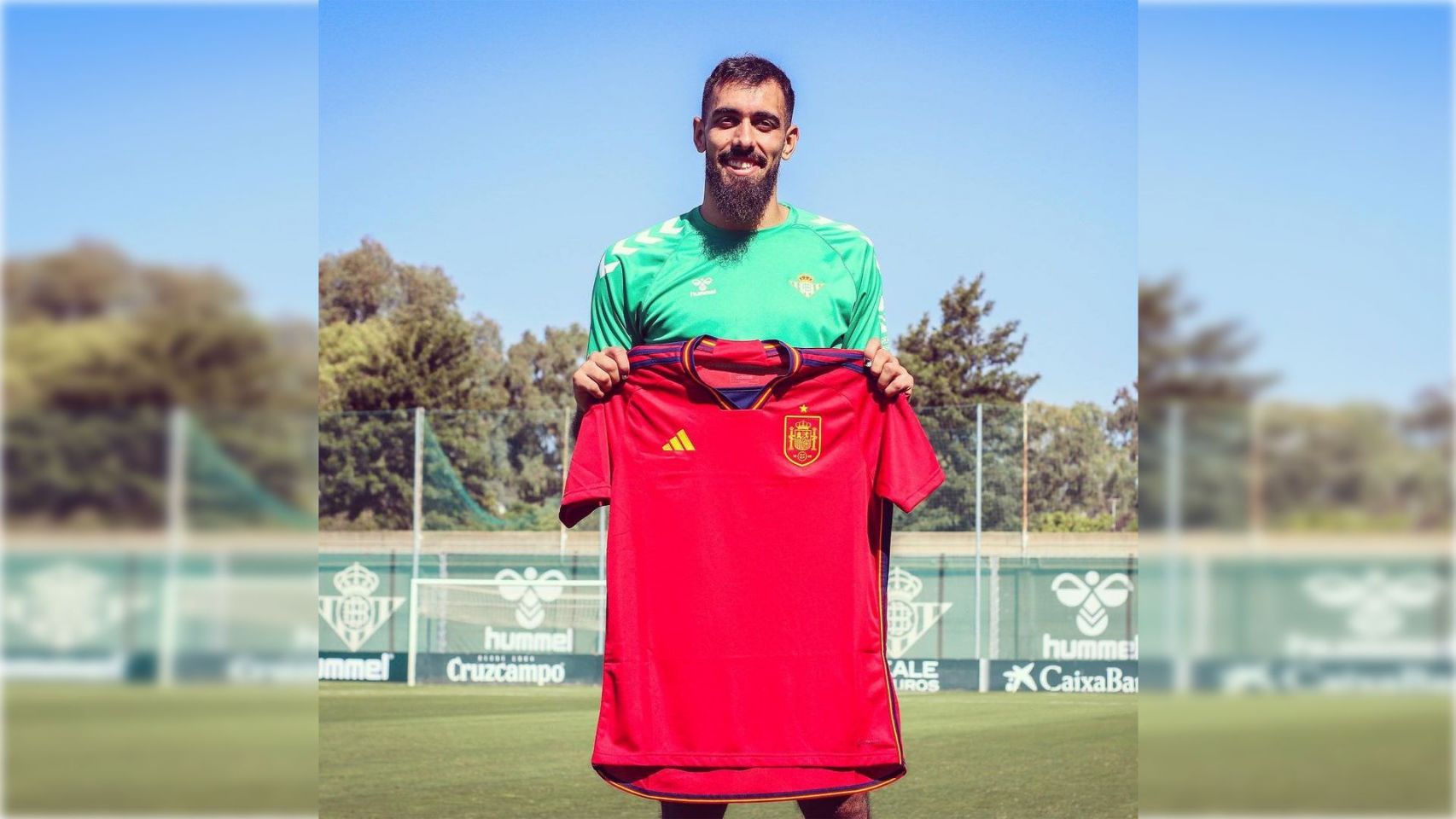 Borja Iglesias posa con la camiseta de la selección española.