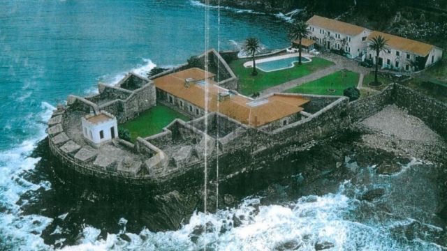 Vista del castillo desde el aire (fuente: idealista, escaneado de una foto en papel)