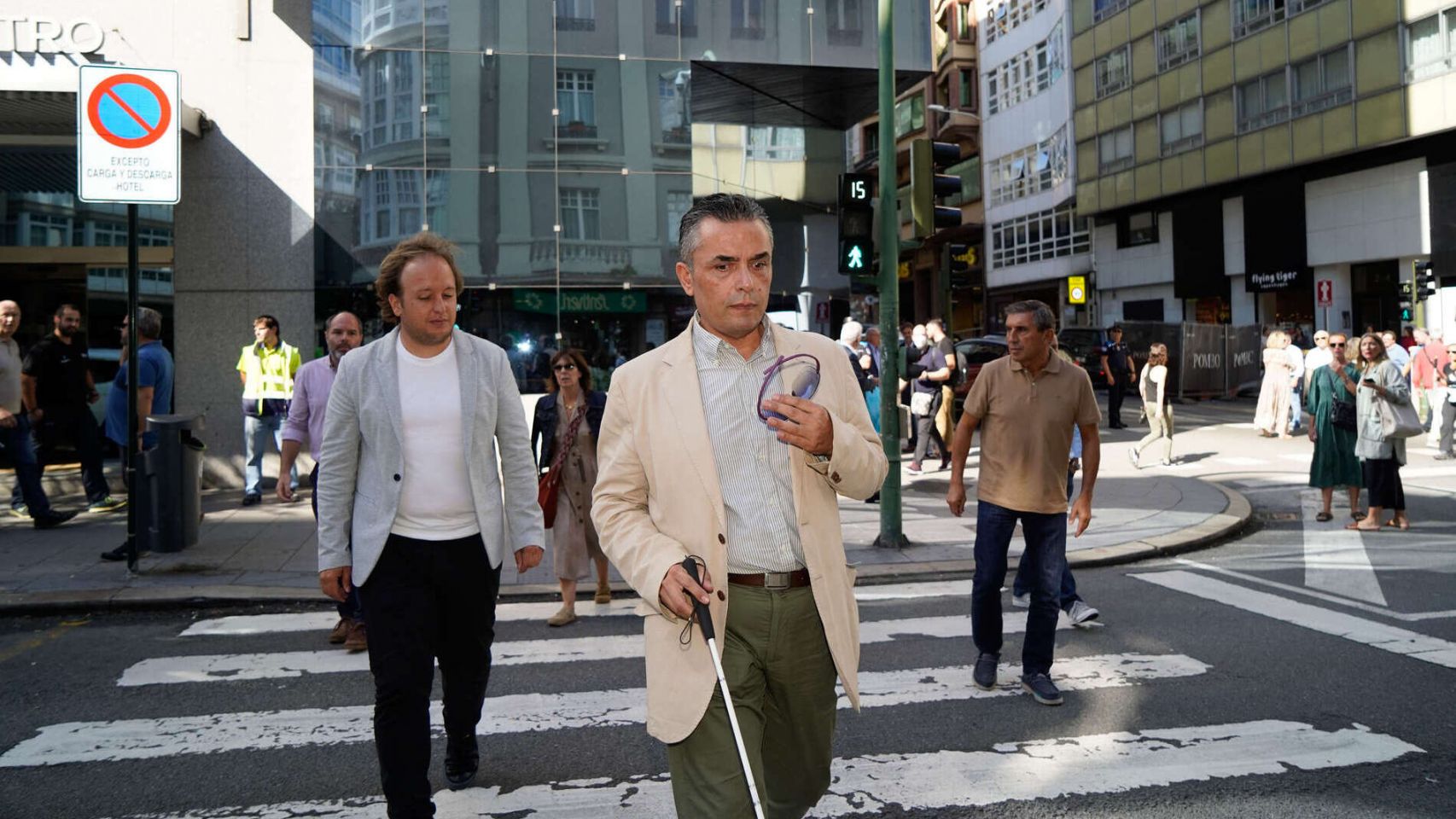 Hombre cruzando un paso de peatones en A Coruña.