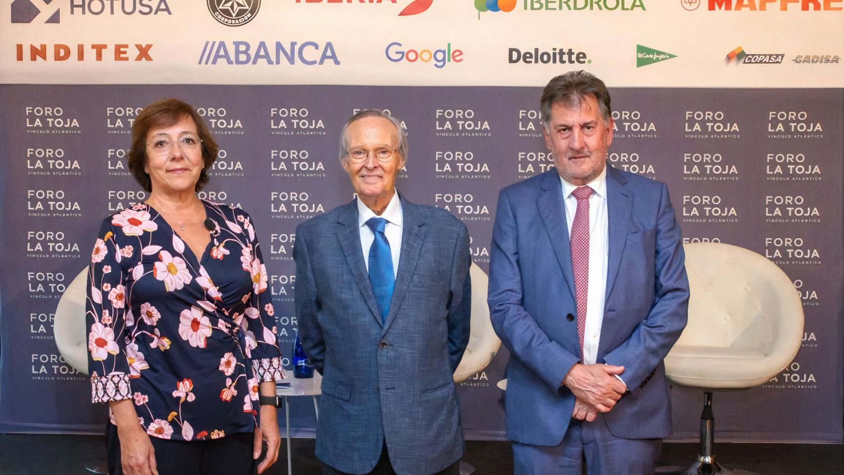Carmen Martínez, Josep Piqué y Amancio López en la presentacion del Foro La Toja 2022.