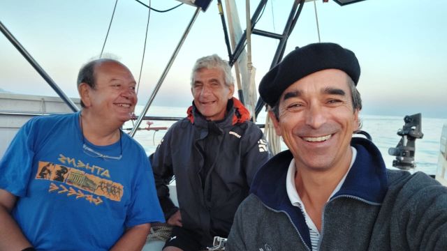 Manuel Pardi (dcha.) junto a sus compañeros de peregrinación a bordo del 'Pequod'. 