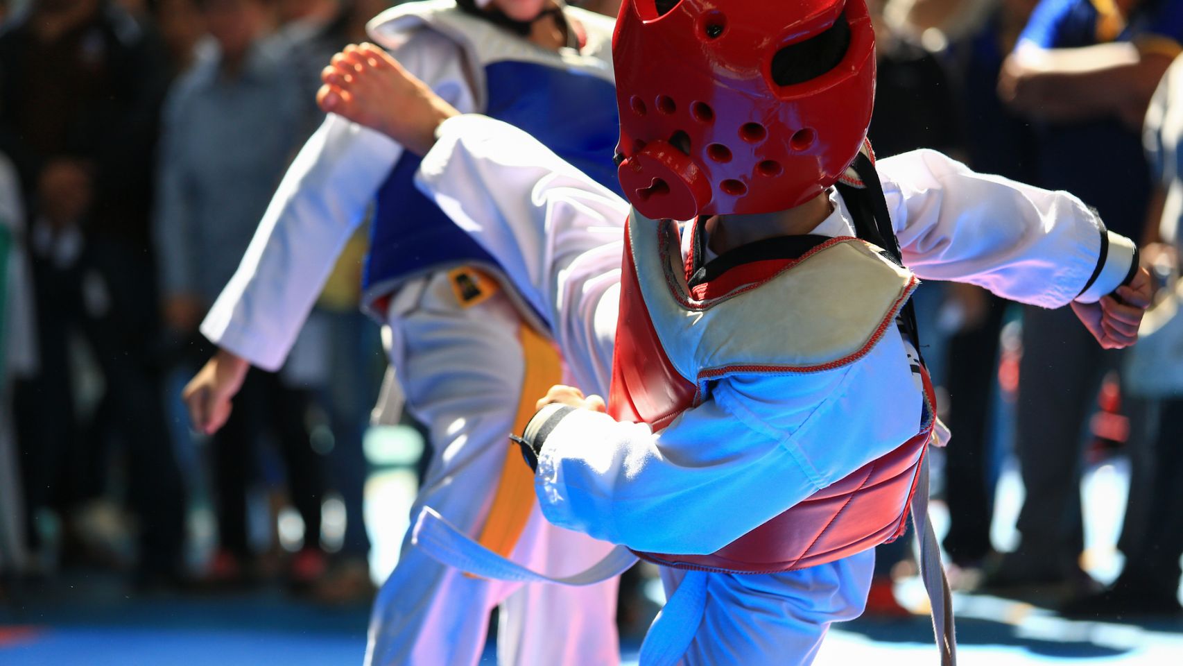 Niños practicando taekwondo.