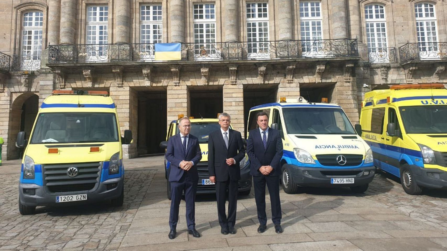 El regidor compostelano, el presidente de la Diputación y el embajador ucraniano en el acto de entrega de ambulancias