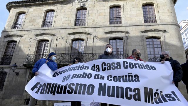 Varias personas se concentran frente a la Casa Cornide, en A Coruña.