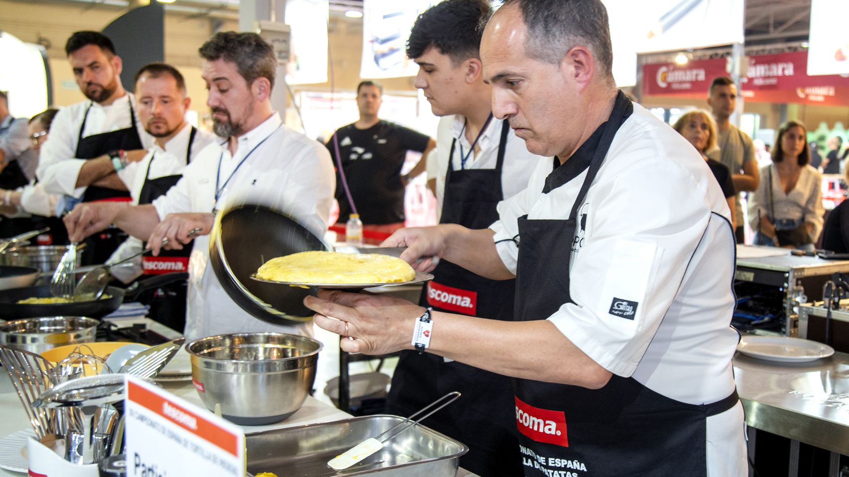 Alberto García Ponte de O Pote trabaja en la tortilla en pleno campeonato