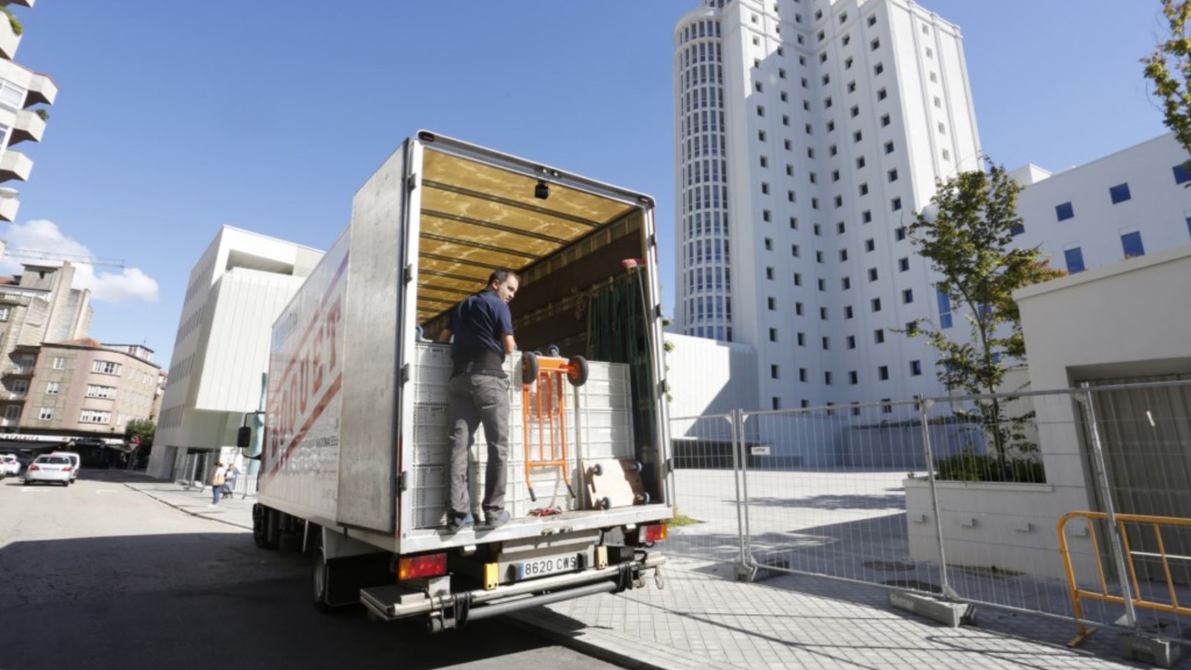 Un camión trabaja en el traslado del archivo judicial a la Cidade da Xustiza de Vigo.